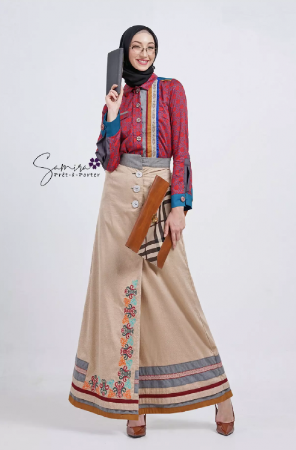 Gamis dengan aksen kantong samping